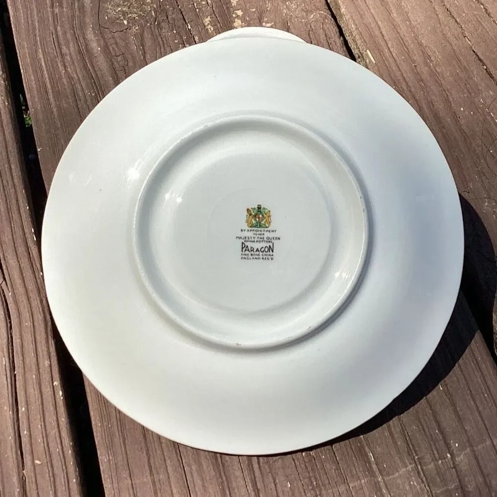 Paragon Canada Coats of Arms Emblems Tea Cup and Saucer Fine Bone China England‎